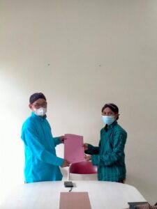 PENYERAHAN SK LURAH SUMBERADI TENTANG PENGANGKATAN STAF
